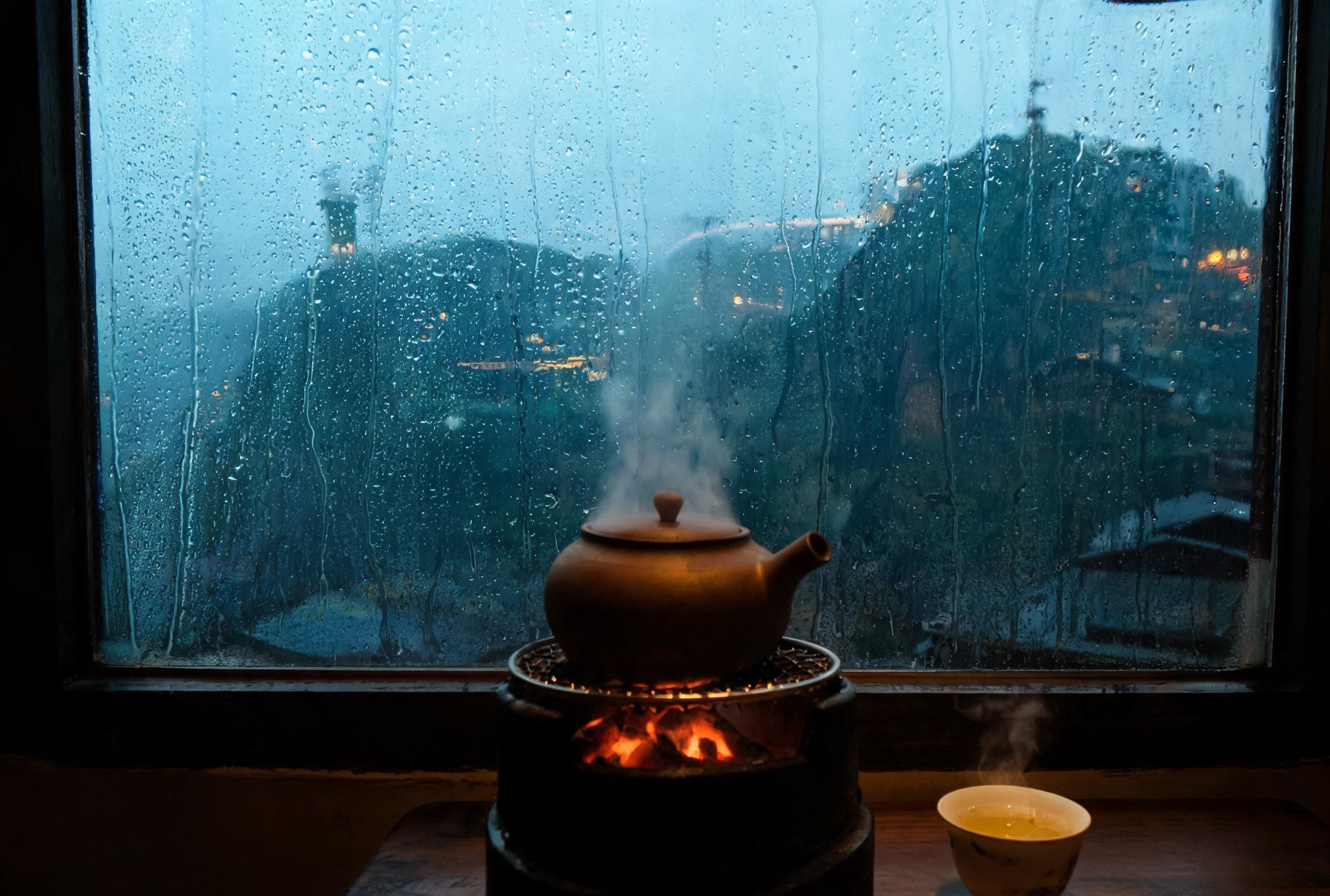 冬雨夜的窗玻璃挂满水珠，煤炉口的铁皮壶冒着白汽，桌上盖碗旁搁着一块刚开封的江津米花糖